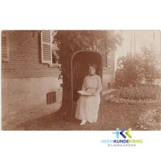 br153 Paula vd Loo in strandstoel, Hoek huis , Lobith